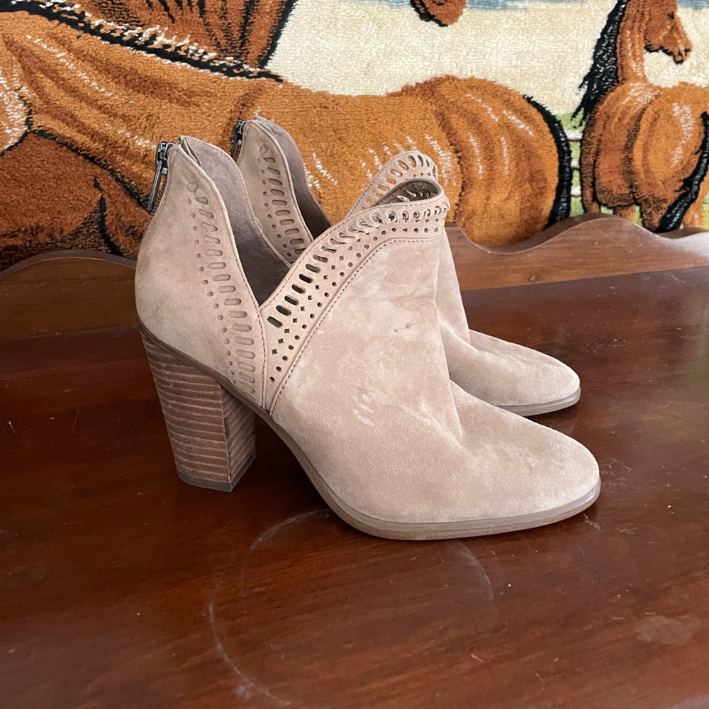 VINCE CAMUTO tan Fileana booties